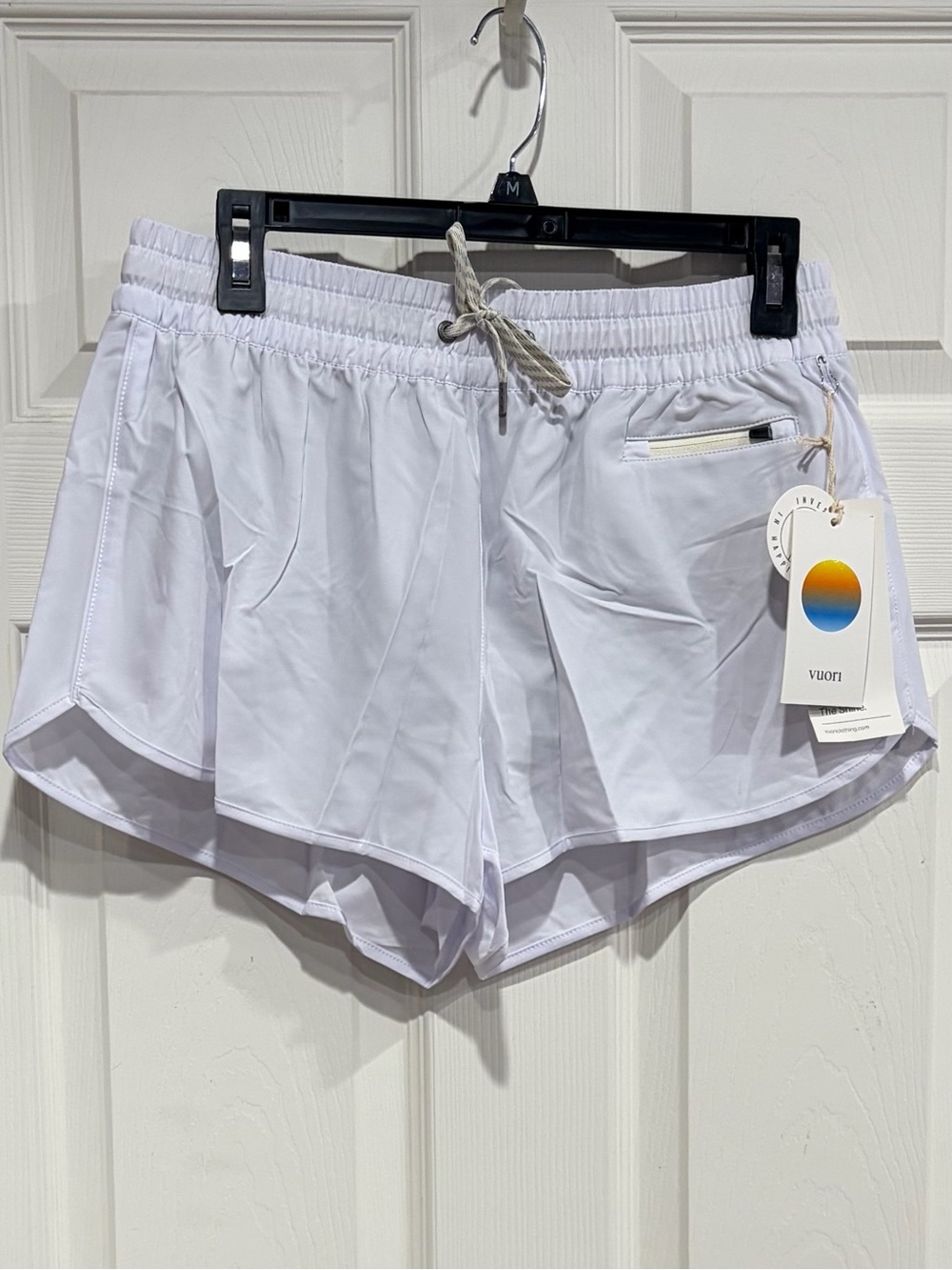 Vuori Women's XL Clementine 2.0 Short 2.5" Inseam White NWT Mid Rise Stretch